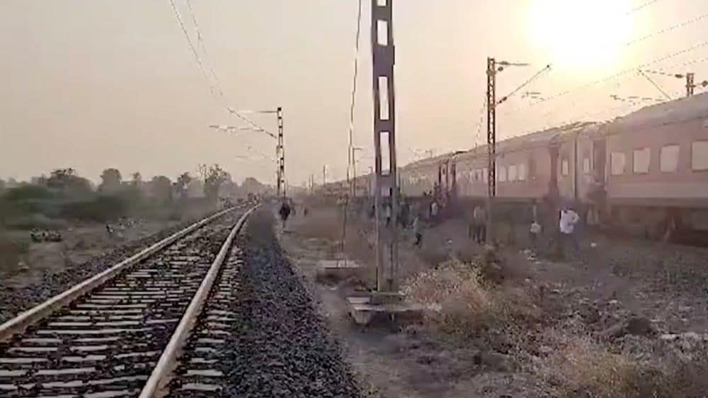 Maharashtra Train Mishap: Karnataka Express Runs Over Several Passengers of Pushpak Express, Caught on Camera