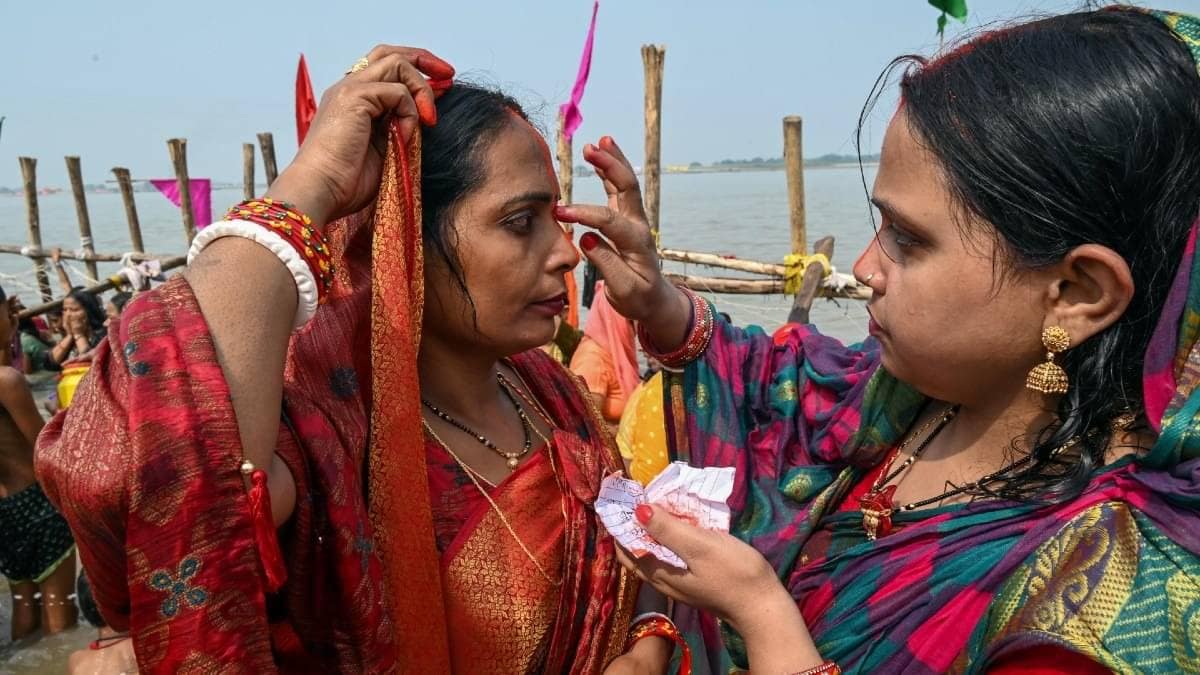 In Pics: From Crowded Markets to Holy Water, India Readies for Today’s Sacred Chhath ‘Sandhya Arghya’