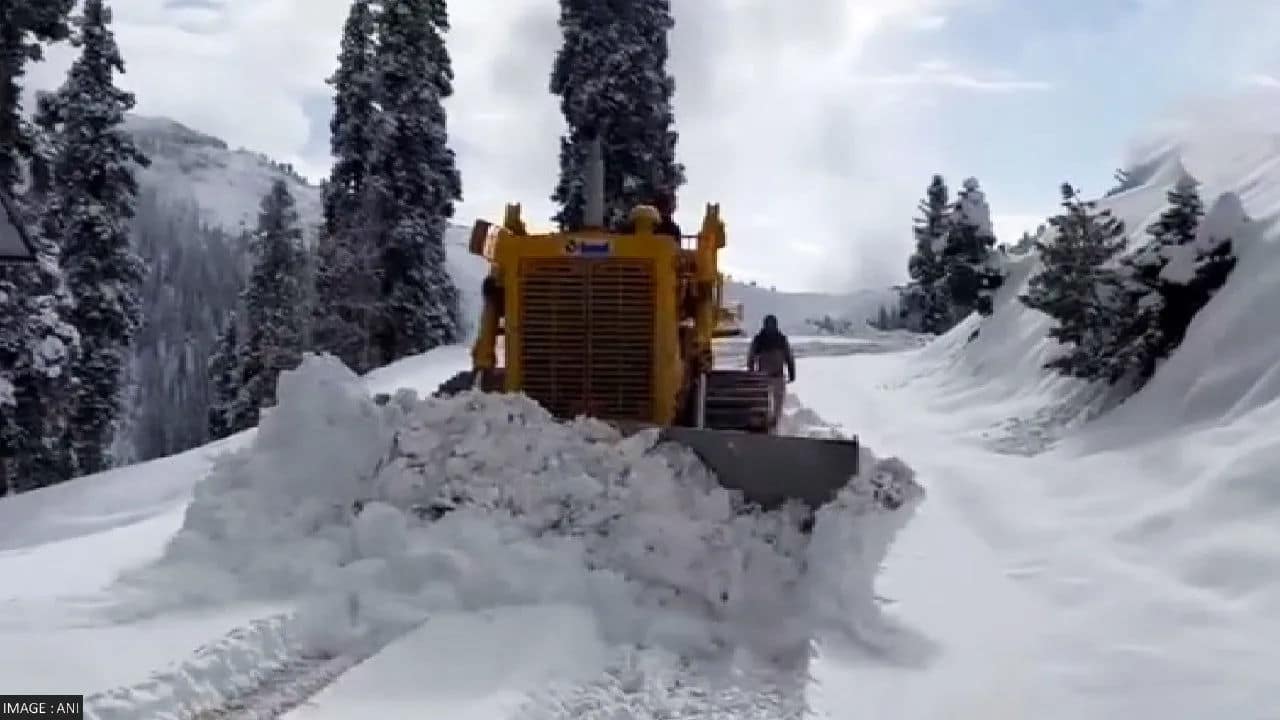 Cold Wave Continues in Jammu and Kashmir, Doda Receives Spell of Snowfall