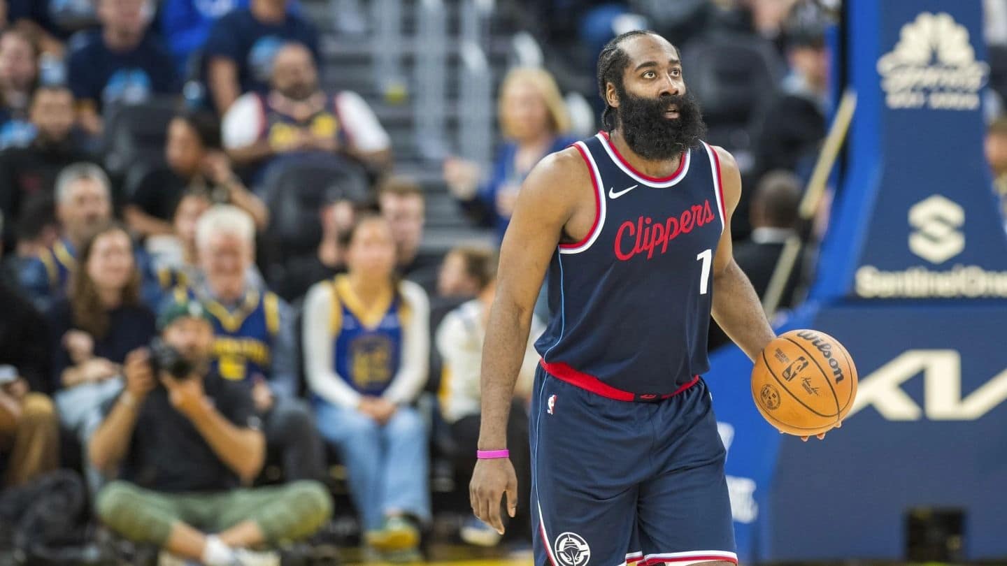 Clippers hold off Warriors as Stephen Curry goes down injured