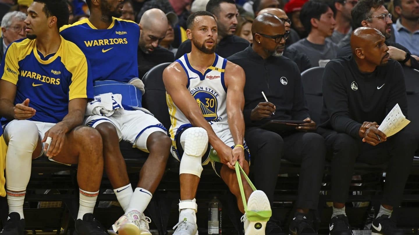 Injury Crisis Strikes Again! Stephen Curry Goes Off Injured During Warrior’s Loss Against Clippers