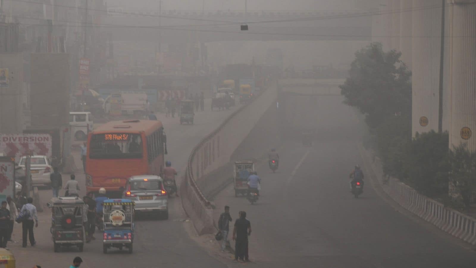 Delhi Suffers Low Visibility and Breathlesness; AQI Drops Down to 361