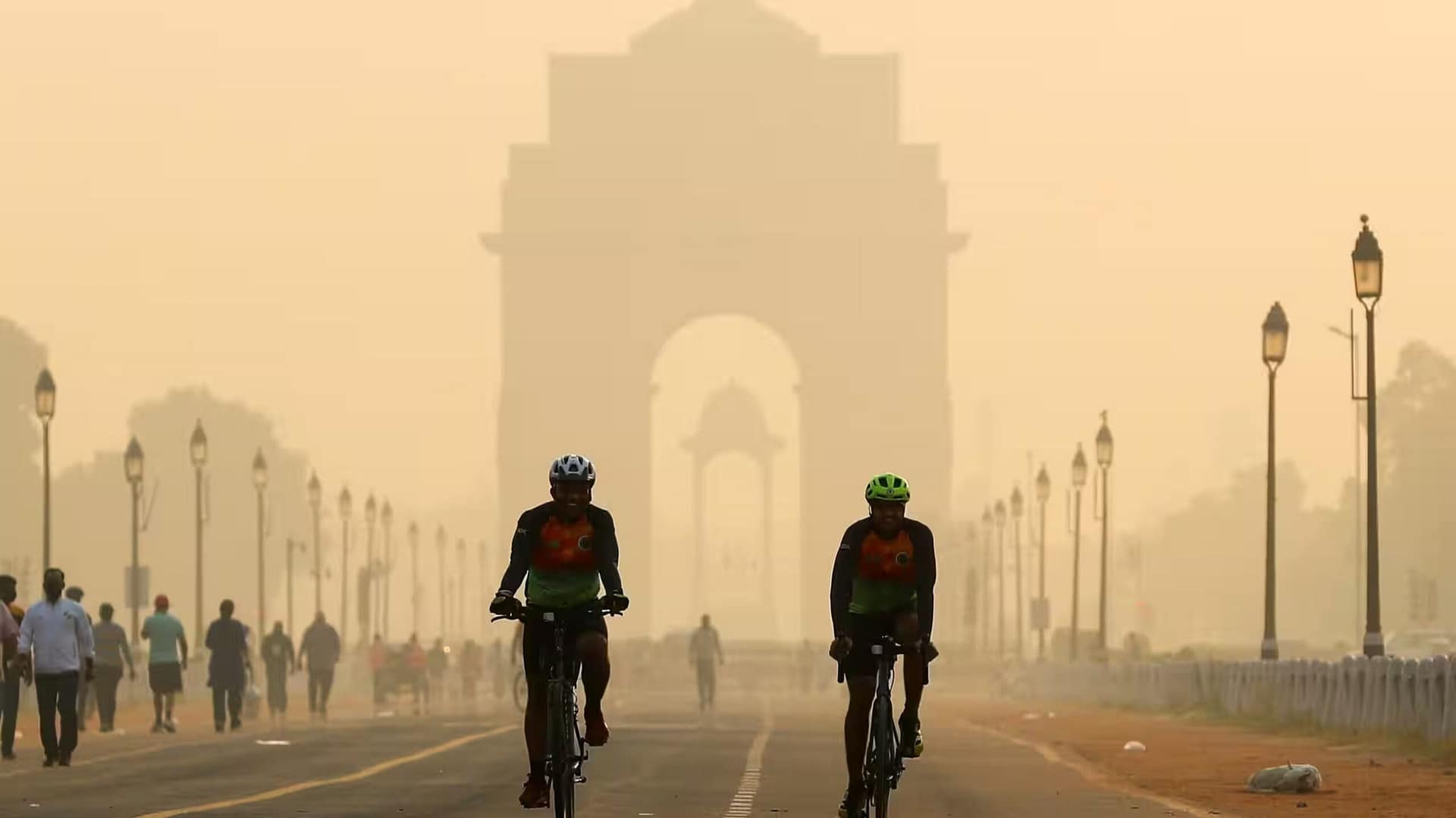 Delhi Chokes as AQI Hits 347, Dense Smog Blankets NCR