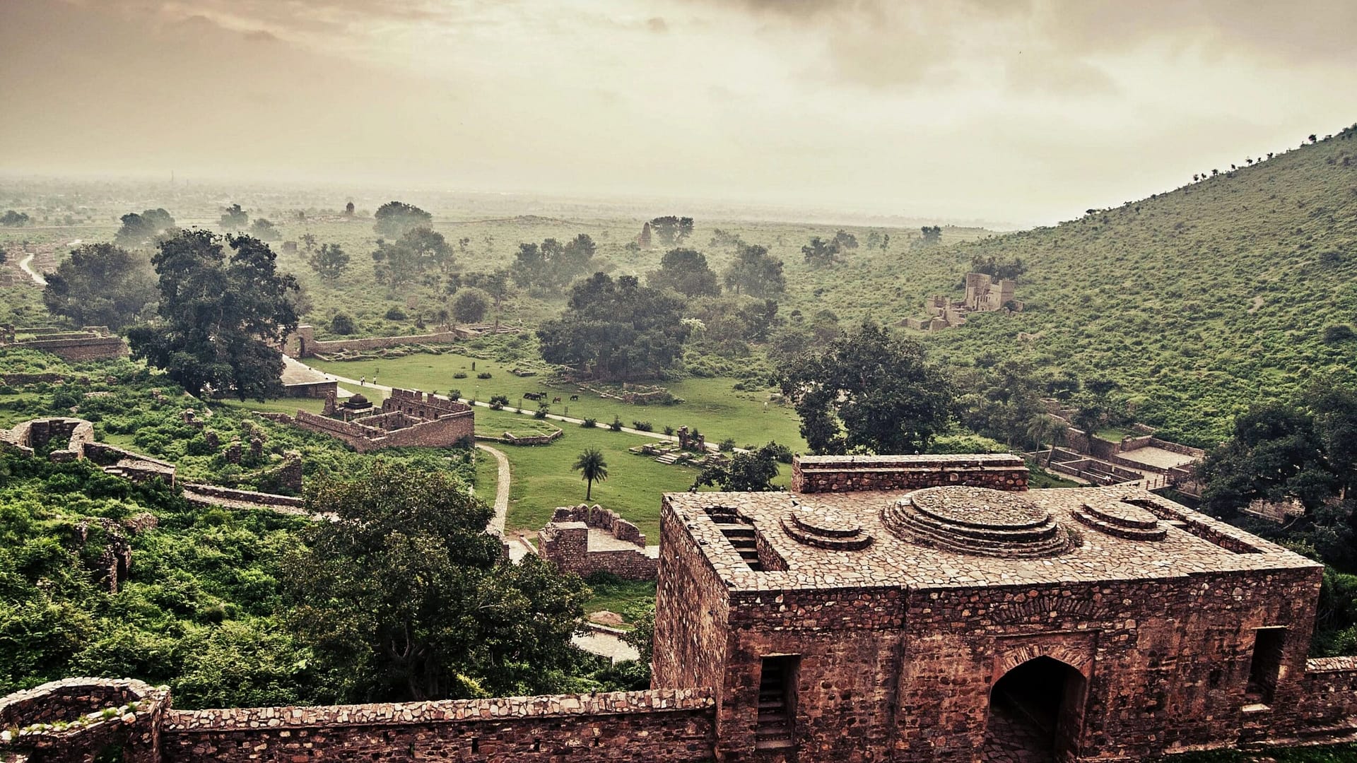 Why Should Ghost Story Fanatics Visit This Haunted Tourist-Spot In India?