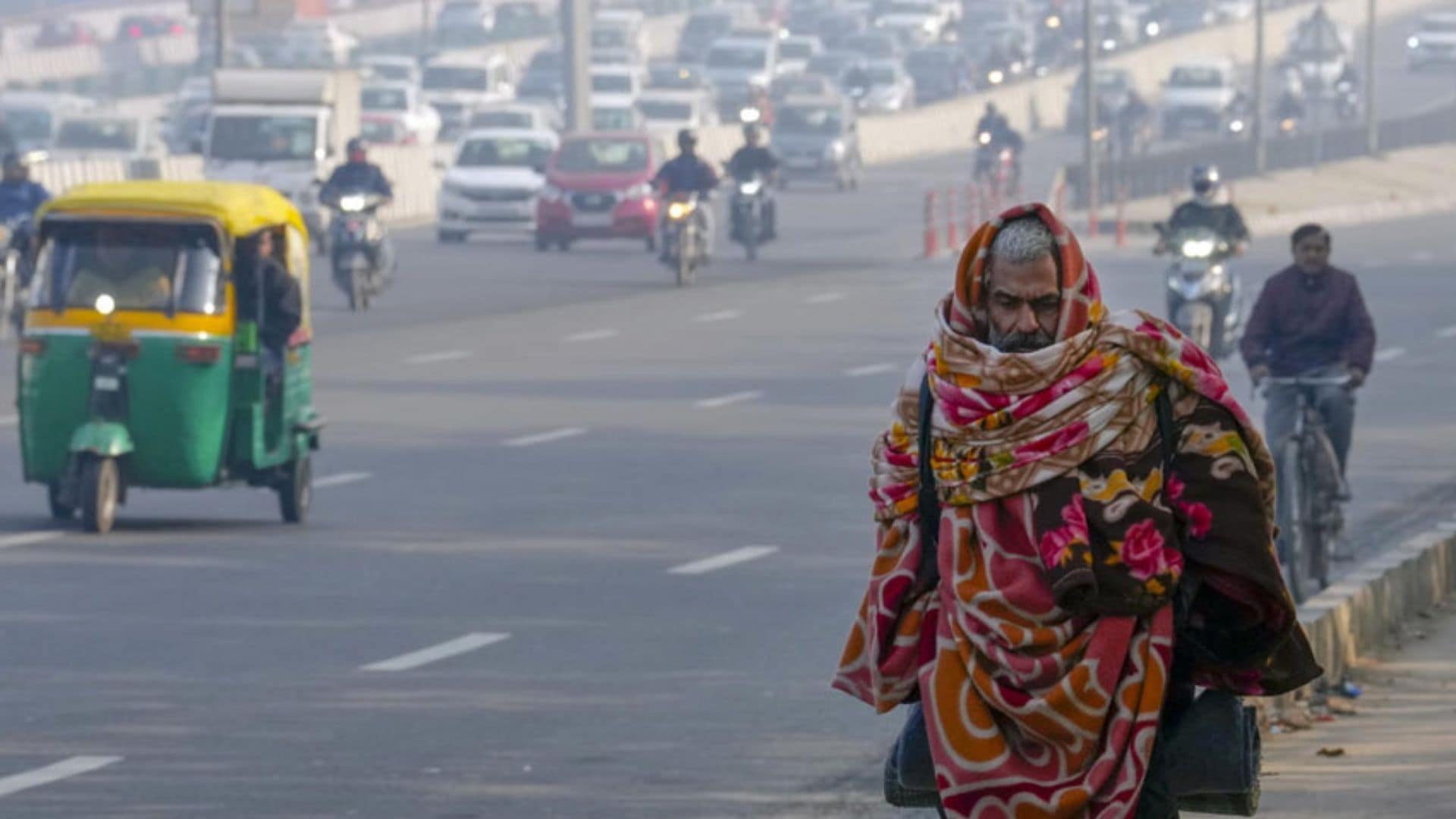 Delhi Wakes Up to Layer of Fog Amid Cold Wave, Plummeting Temperature