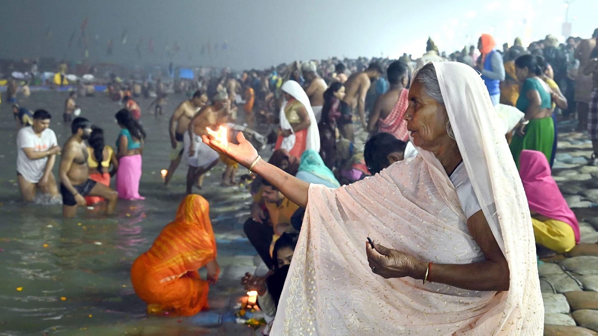 Maha Kumbh 2025: First ‘Amrit Snan’ on Makar Sankranti as Millions Gather at Triveni Sangam