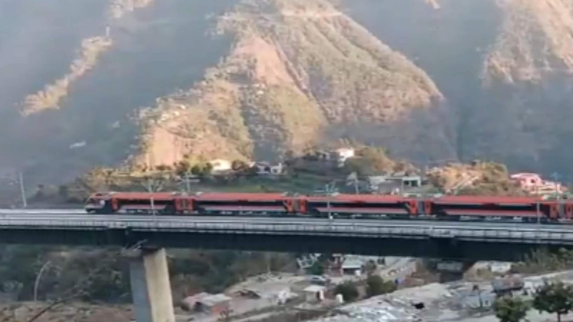 Vande Bharat First Trial Run on World’s Highest Rail Bridge in J&K | Watch