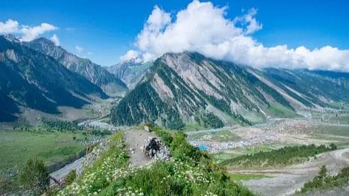 The Evolution Of Tourism In Kashmir From Shikara Rides To Adventure Sports