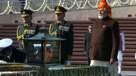 PM Modi Stuns Yellow-Red Striped ‘Safa’ and Bandhgala Coat for Republic Day Celebrations | WATCH