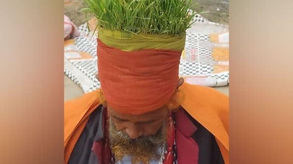 ‘Anaaj Wale Baba’ Draws Attention at Mahakumbh Mela with Unique Eco-Message