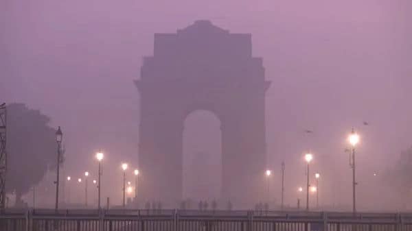 Delhi Winters: Dense Fog Envelops National Capital, IGI Airport Issues Advisory; Check Latest Weather Update