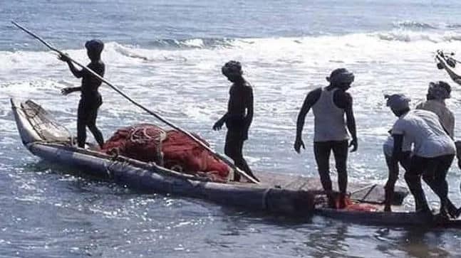 Sri Lankan Navy Arrests 8 Indian Fishermen for Alleged Poaching