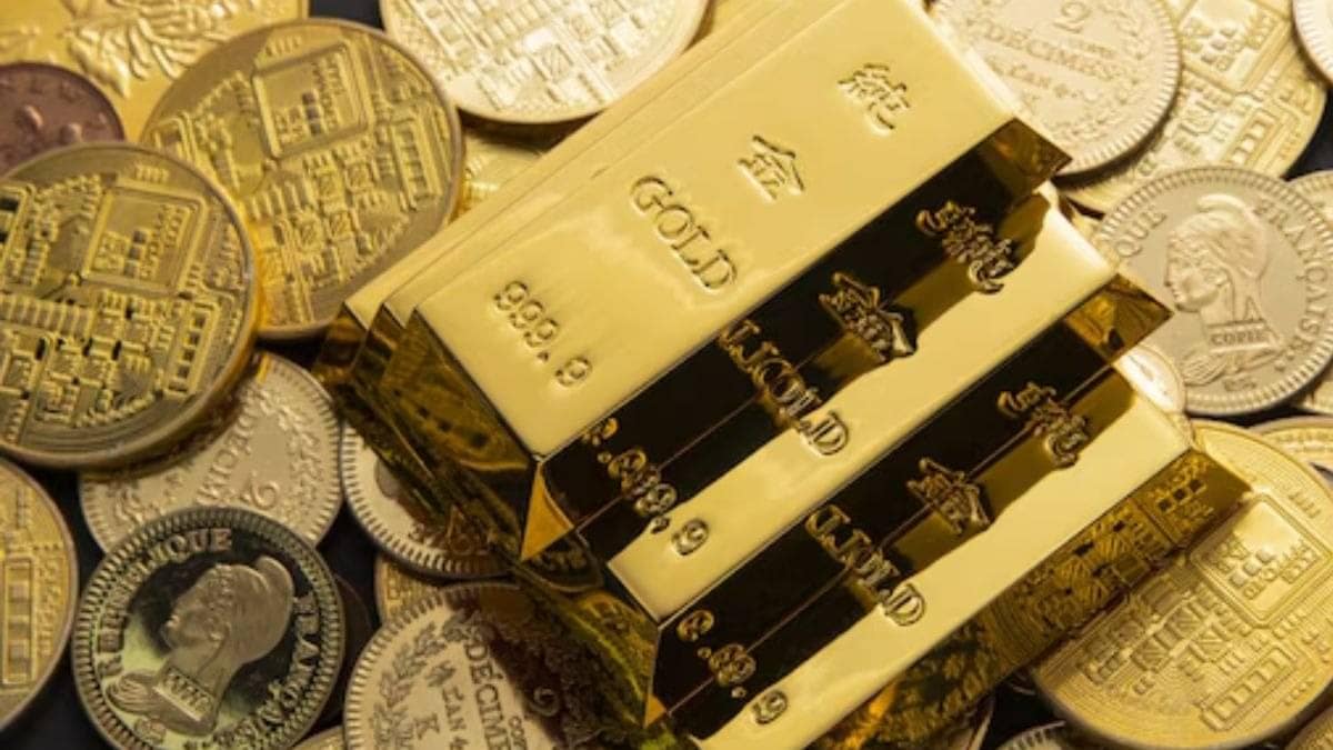 Gold Holds Under $4,000 On Dollar Resilience, Fed Rate-Cut Outlook