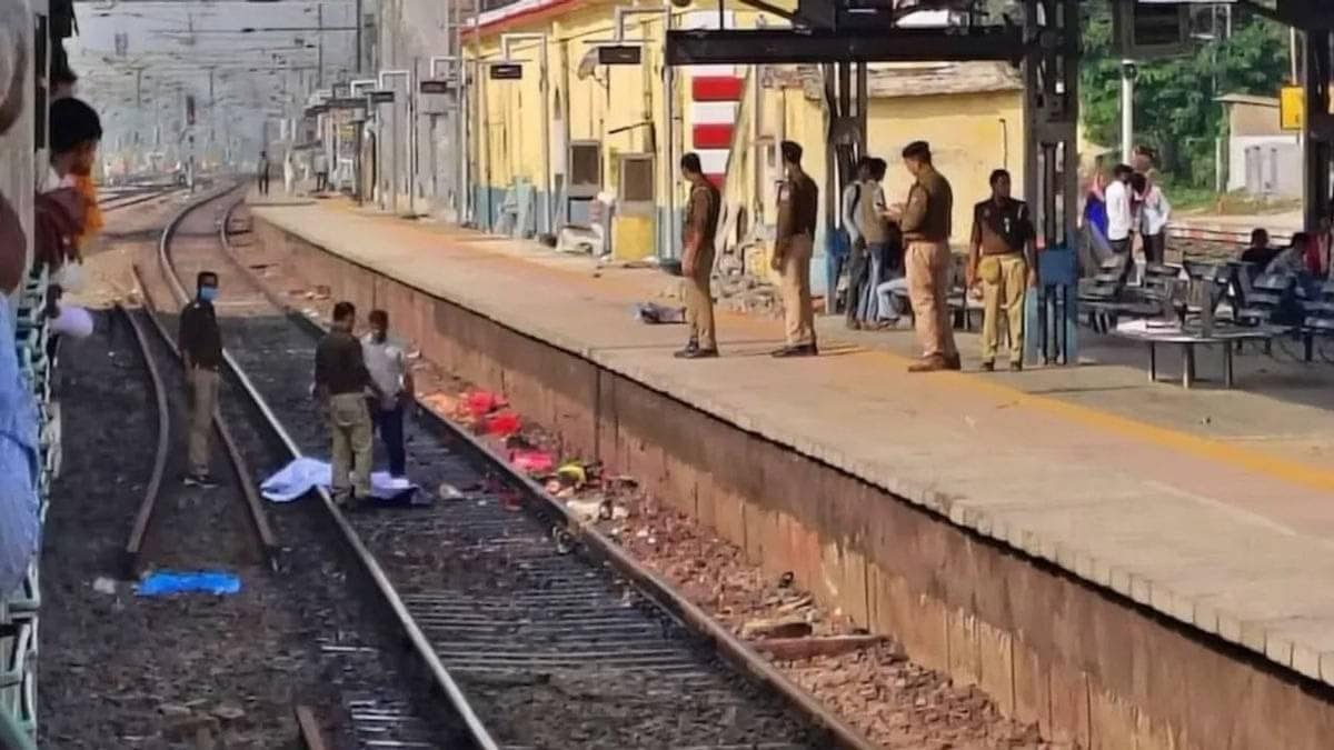 Tragic Accident in UP’s Mirzapur: 4 Pilgrims Crushed To Death At Chunar Station While Crossing Tracks